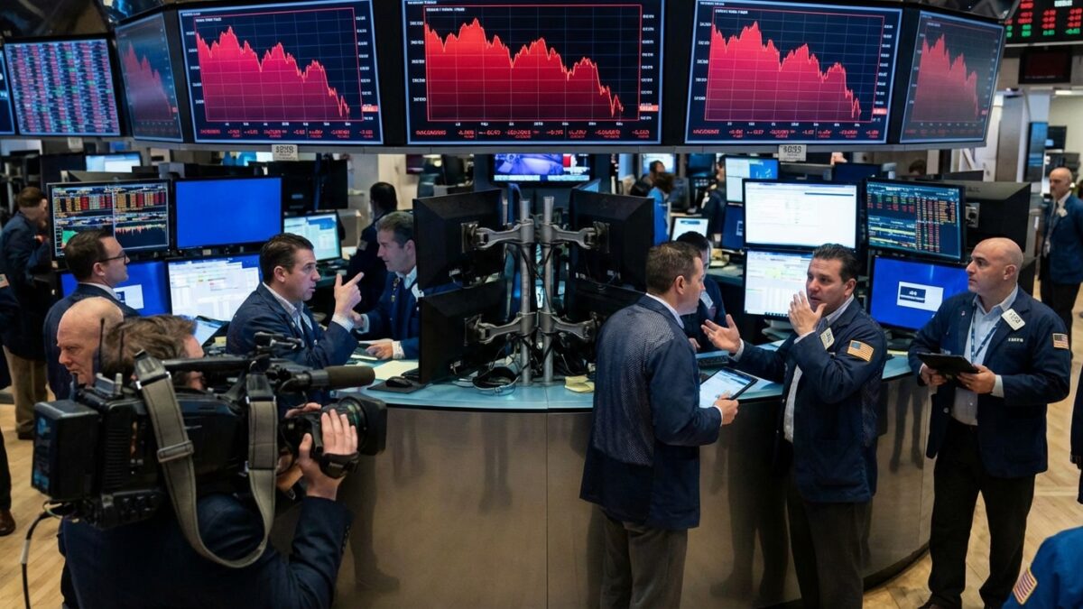 Image for: U.S. Weighs New Permit Requirements for AI Chip Exports as Semiconductor Stocks Slide